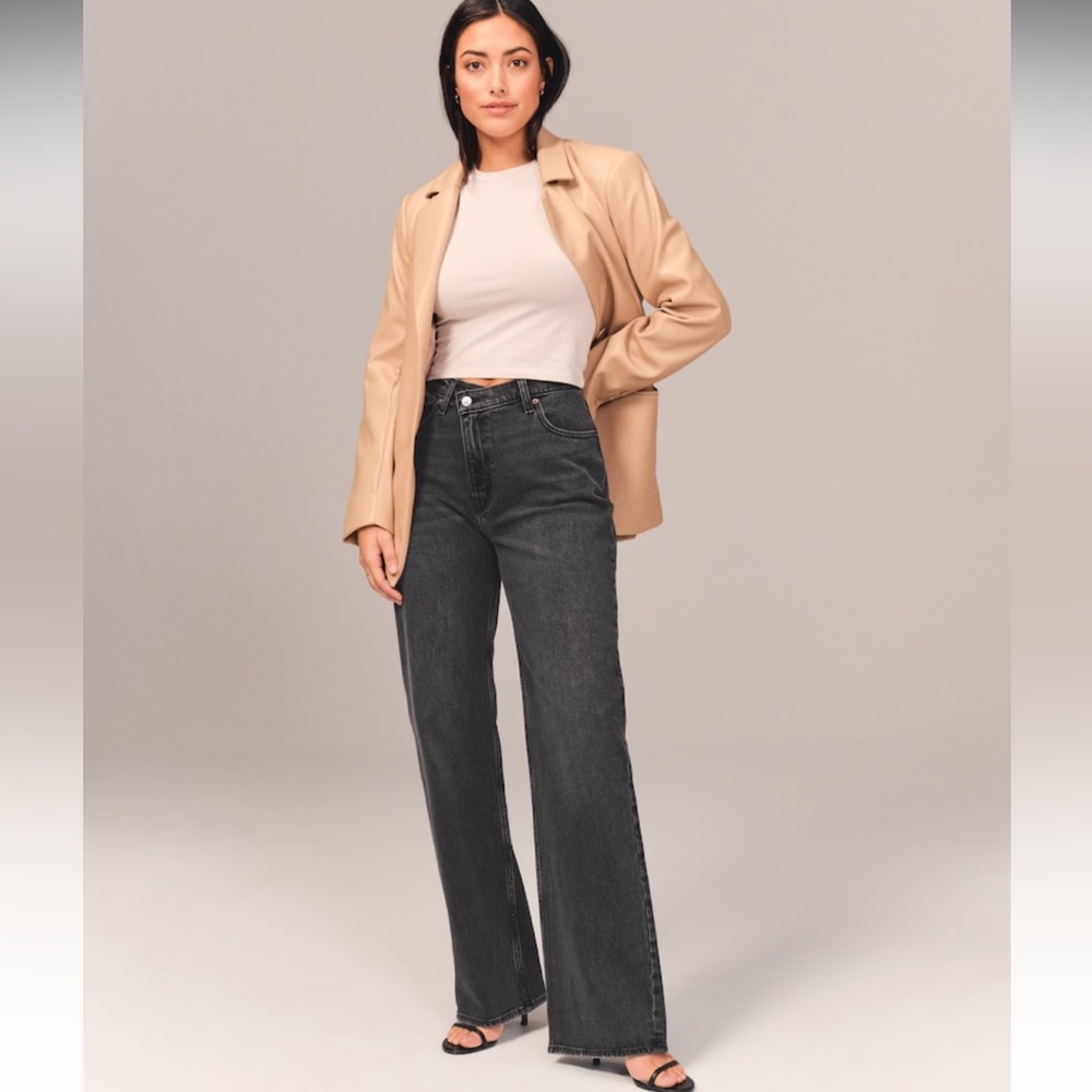ABERCROMBIE & FITCH // HIGH RISE 90S RELAXED JEAN // BLACK // CRISSCROSS // 24S